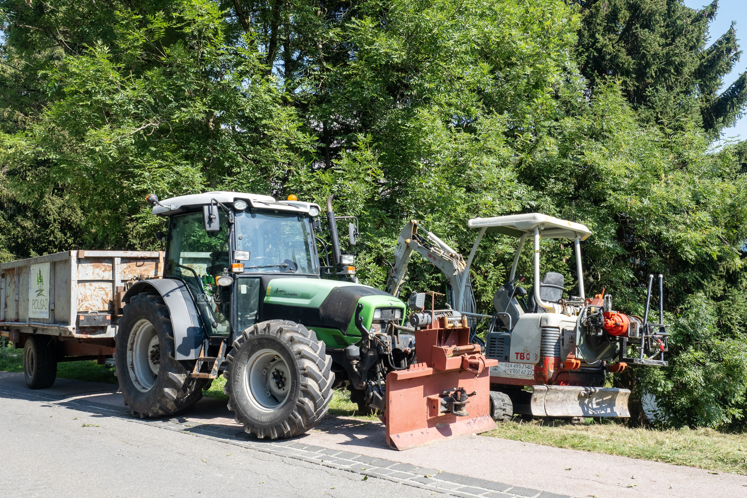 Pousaz-Petit tracteur Agroplus avec remorque